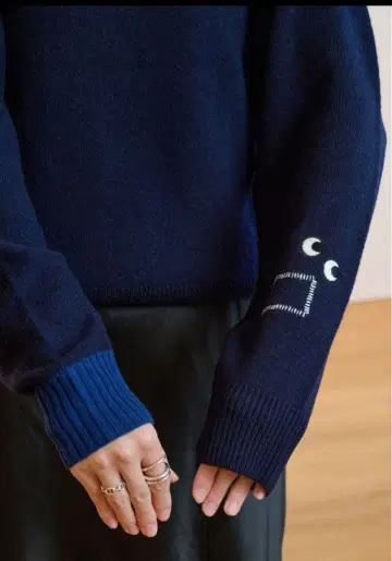 UNIQLO x 아냐 힌드마치 프리미엄 라무 크루넥 스웨터