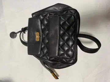 블랙 가죽 퀼팅 백팩 유리에니타니