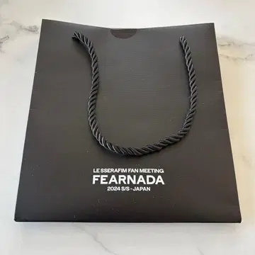 LE SSERAFIM 프리미엄 시트 혜택 메탈 액세서리 세트