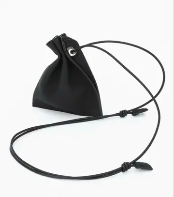 itti 블랙 가죽 파우치 복조리 블랙