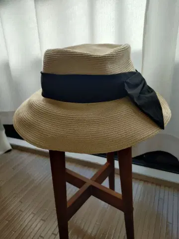 베이지 밀짚모자 블랙 리본