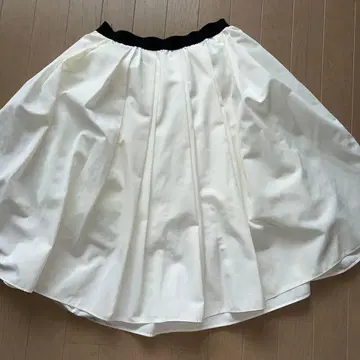 화이트 무릎 기장 플레어 스커트 [야마노테 스커트]