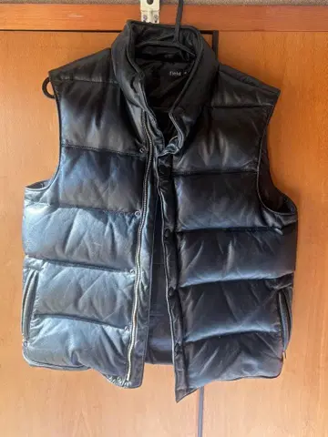 블랙 가죽 다운 베스트