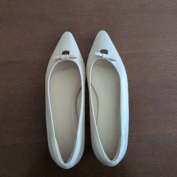 그린 라벨 릴랙싱 화이트 스틸레토 펌프스