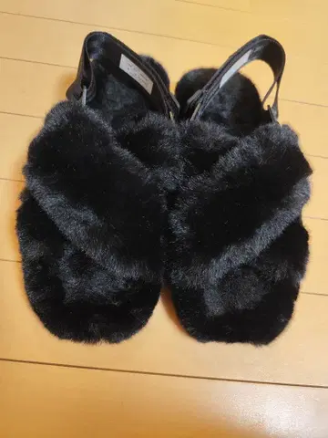 SHAKA 퍼 슬라이드 샌들 블랙