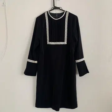 Lois CRAYON 블랙 플리츠 레이스 원피스