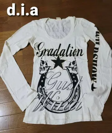 d.i.a 그라데이션 스컬 긴팔 T셔츠