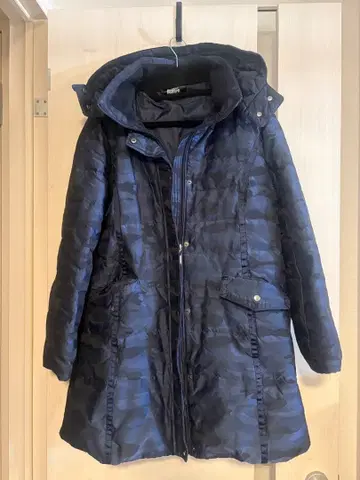 네이비 카모플라쥬 디자인 후드 부착 다운 코트