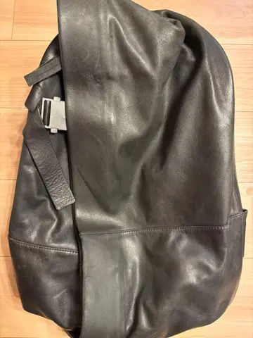 가죽 소재 블랙 백팩