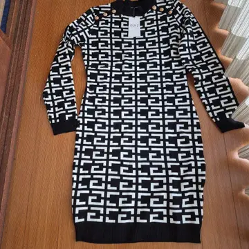 런던에서 구매한 QUIZ 기하학 패턴 원피스 M 사이즈