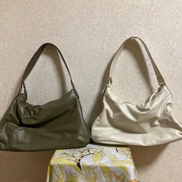 유니클로. 카키와 아이보리 숄더백 2개 세트