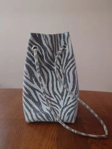 제브라 패턴 가죽 숄더백