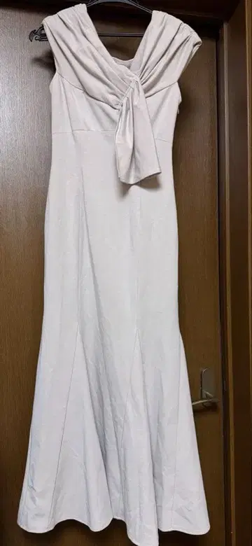 슬리브리스 베이지 플레어 원피스