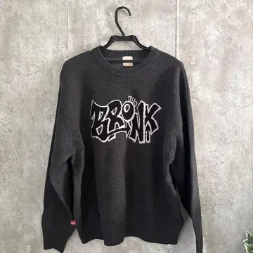 BRINK 그래피티풍 스웨터 다크 그레이