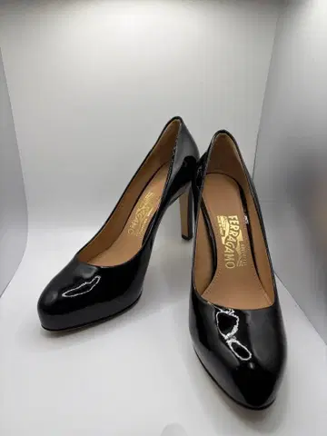 Ferragamo 블랙 에나멜 스틸레토 하이힐
