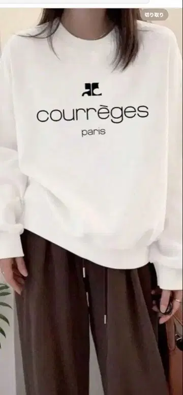 쿠레쥬 로고 프린트 화이트 맨투맨 여성 트레이너