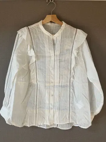 레이스 프릴 블라우스 / 센스 오브 플레이스 바이 어반 리서치