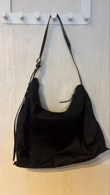 나일론 소재 블랙 숄더백