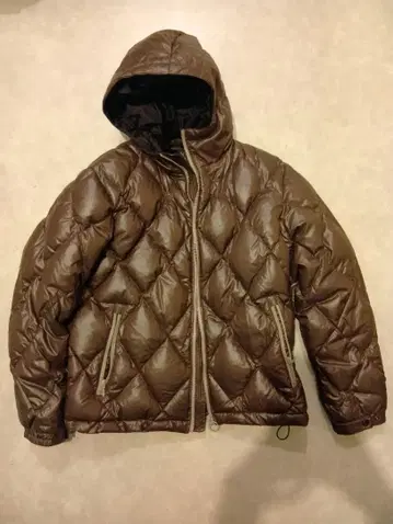 유니클로 브라운 다운 자켓 후드 부착