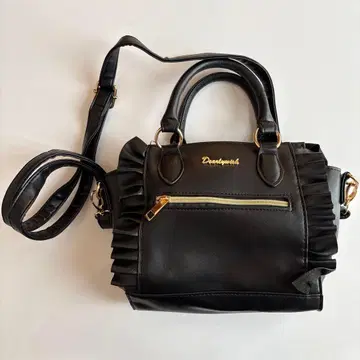 프릴 장식 블랙 핸드백