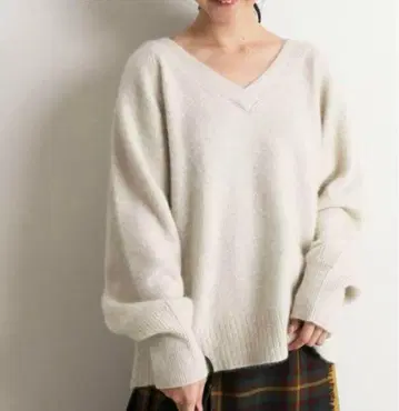 슬로브 이에나 폭스 혼방 V넥 니트 드롭 숄더 보송보송 긴팔