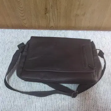 다크 브라운 가죽 숄더백