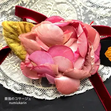 빈티지 부품으로 만든 장미 코사지 numiukarin 아이콘 이미지 사용