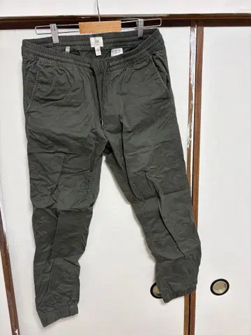 올리브 그린 카고 팬츠