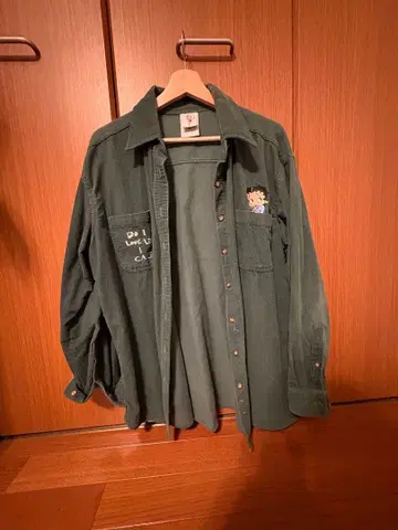 베티 붑 자수 다크 그린 셔츠