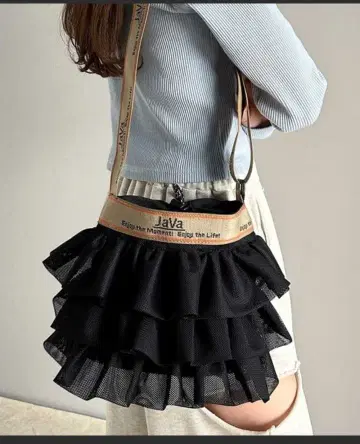 프릴 디자인 블랙 숄더백