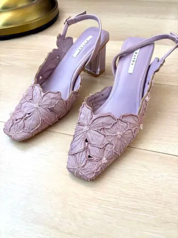 란다 플라워 커팅 펌프스