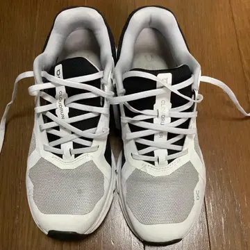 On cloudrunner 화이트/블랙