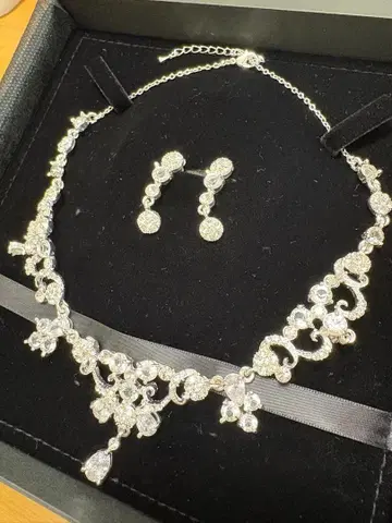 크리스탈 장식 목걸이와 귀찌 세트