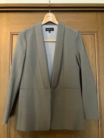 택은 제거했지만 새상품! INDIVI 그레이 테일러드 자켓 M 사이즈