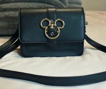 미키마우스 금장 장식 블랙 숄더백