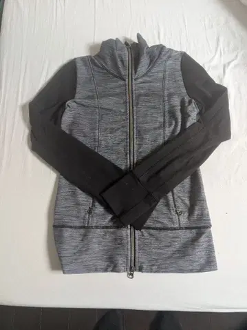 룰루레몬/그레이와 블랙의 지퍼 달린 후드티