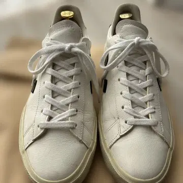 VEJA 화이트 가죽 스니커즈