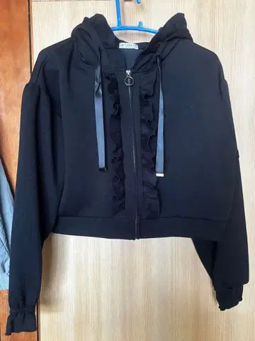 프릴 달린 블랙 후드티 axes femme