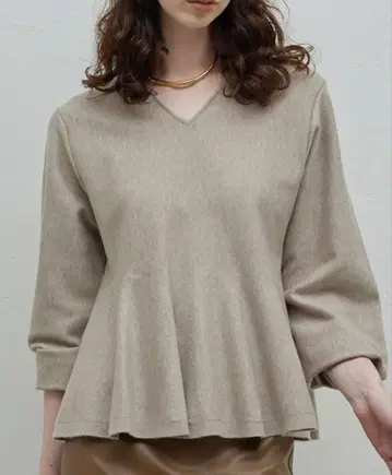 개럴개런트 베이지 V넥 플레어 니트 긴팔 프리 사이즈