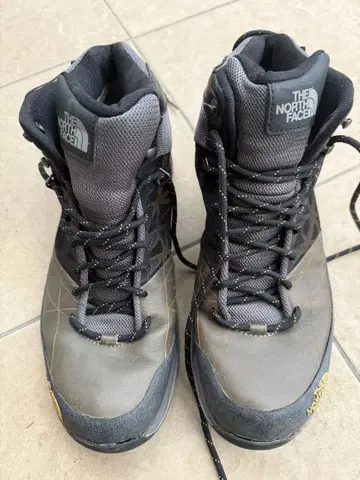 THE NORTH FACE 등산화 하이컷 그레이
