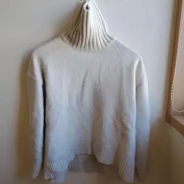 YOUth 터틀넥 스웨터