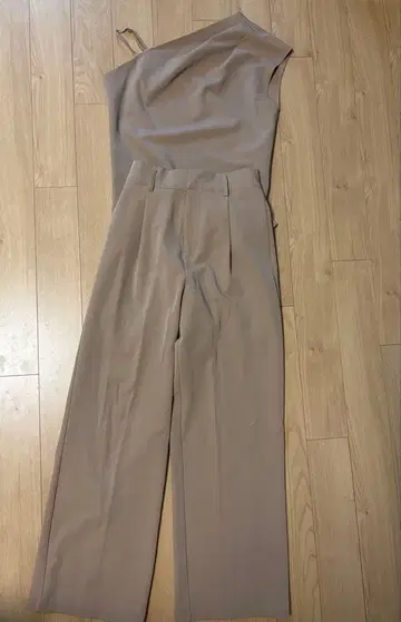 Re:EDIT 베이지 원숄더 셋업