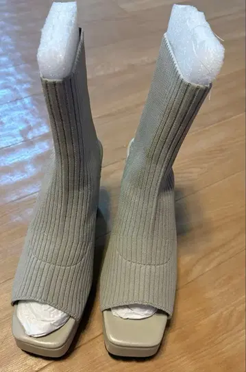 오픈토 리브 하이힐 부츠 그레이