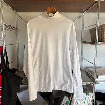 CABAN 화이트 하이넥 긴팔 T셔츠