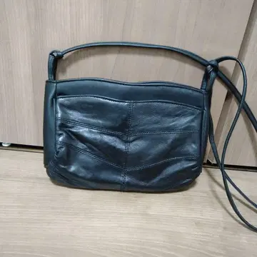 블랙 가죽 숄더백