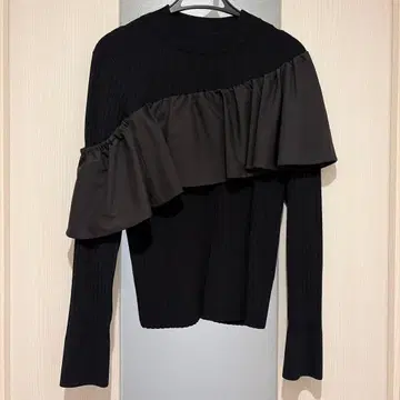 프릴 달린 블랙 니트 스웨터