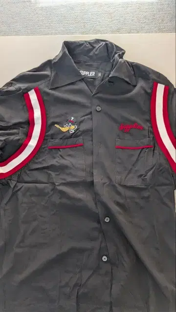 Supplier 반팔 셔츠 블랙 레드 스트라이프