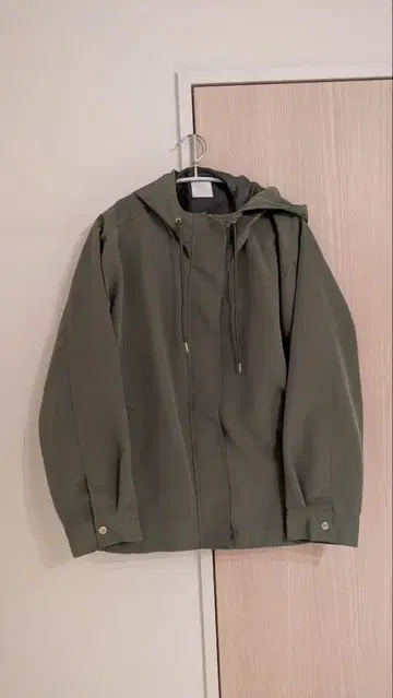 올리브색 후드 부착 자켓