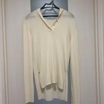 후드 부착 크림색 리브 편 스웨터