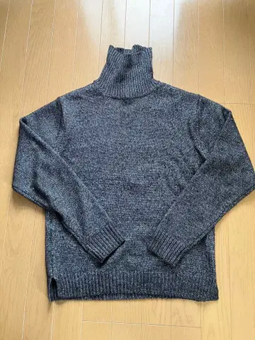 그레이 계열 터틀넥 니트